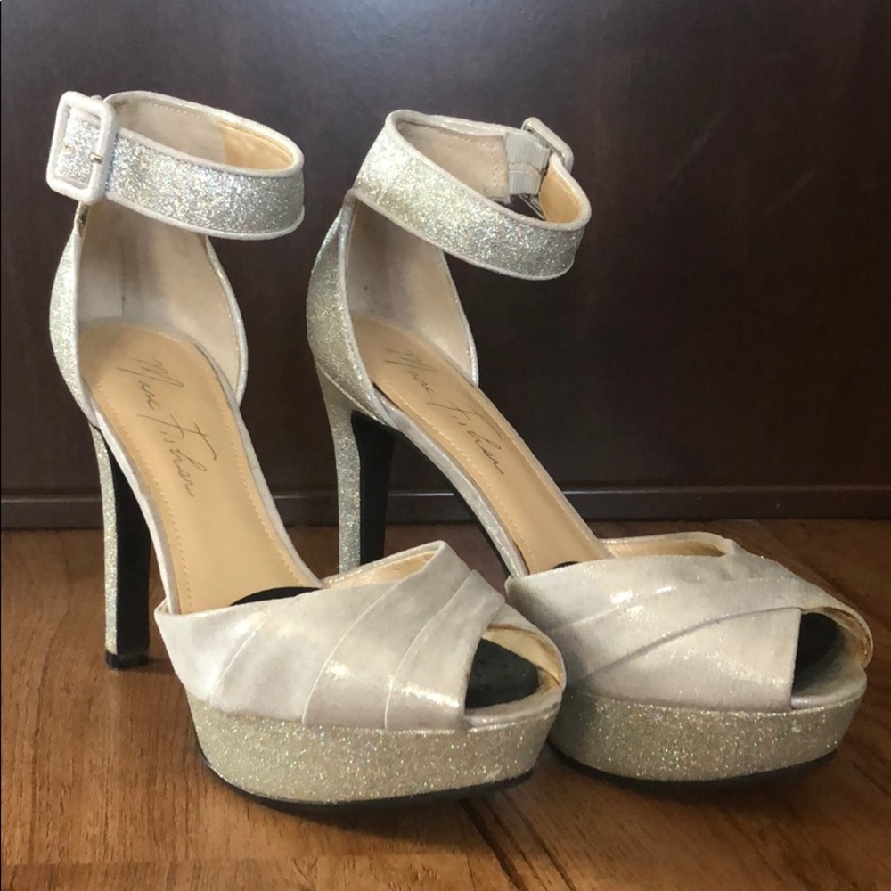 Silver sparkles 4” heels. Gorgeous!